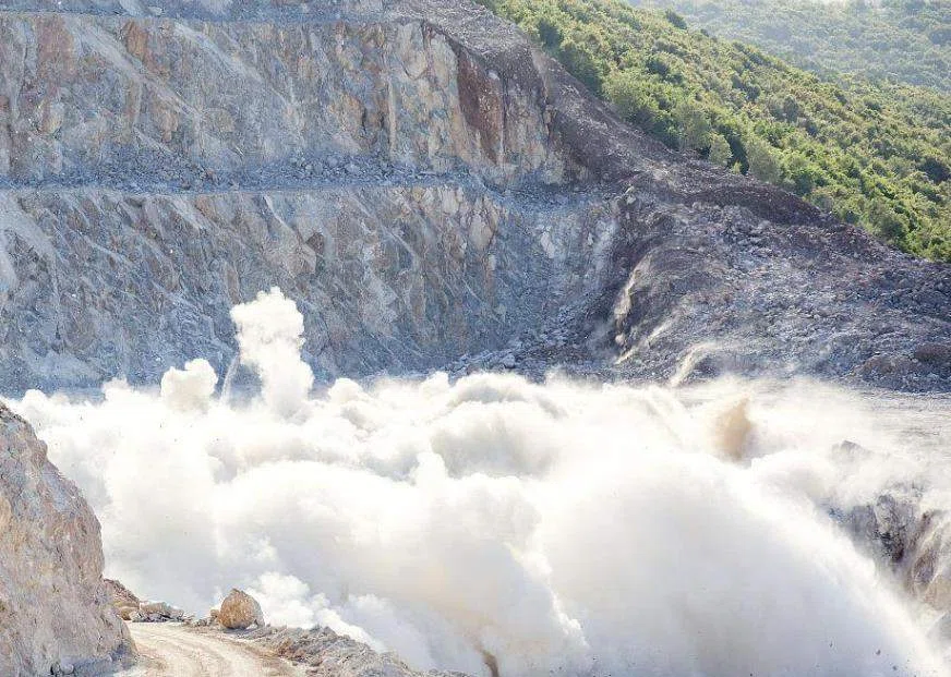 Construction Blasting Applications များအတွက် မှန်ကန်သော Diesel Portable Compressor ကို ရွေးချယ်နည်း
